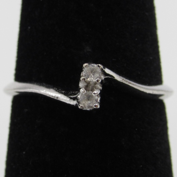 Jewelry - Size 6.5 Silver Tone Rustic Dainty Quartz Band
